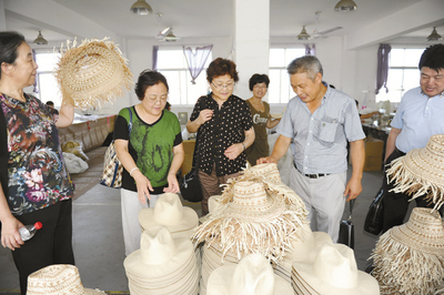 中国帽业名城迎来北京美术品专家，传统工艺与艺术融合新征程